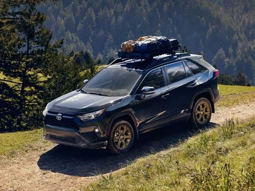 2024 Toyota RAV4 Hybrid todoterreno con equipo de acampada