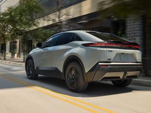 Un Toyota C-HR de 2026 circulando por la ciudad.