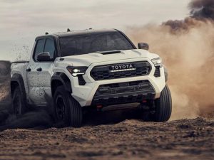 Una camioneta Toyota Tacoma circulando por un terreno accidentado.