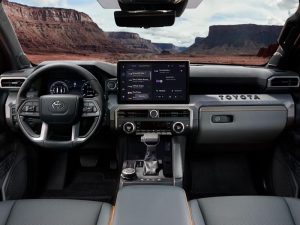 Interior de la Toyota Tacoma, en el que se aprecian el volante, el salpicadero y la pantalla.
