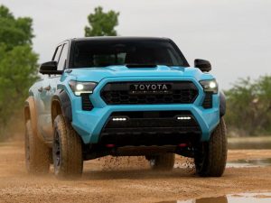 Una Toyota Tacoma circulando por el desierto.