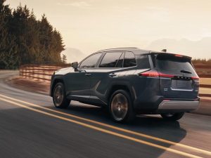 Un Toyota RAV4 circulando por una carretera rural.