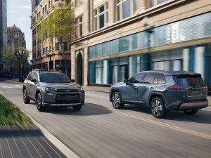 Un Toyota RAV4 circula por una calle de la ciudad y se cruza con otro RAV4.