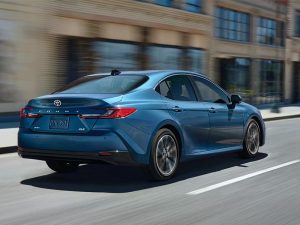 La parte trasera del Toyota Camry Hybrid 2026 circulando por la ciudad.