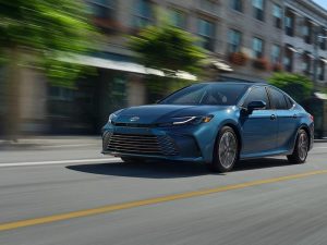 Un Toyota Camry Hybrid de 2026 circulando por la ciudad.