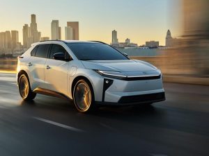 El SUV eléctrico Toyota bZ 2026 circulando por la ciudad.