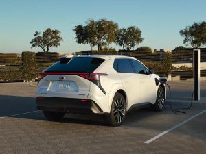 Un SUV eléctrico Toyota bZ de 2026 aparcado mientras se recarga.