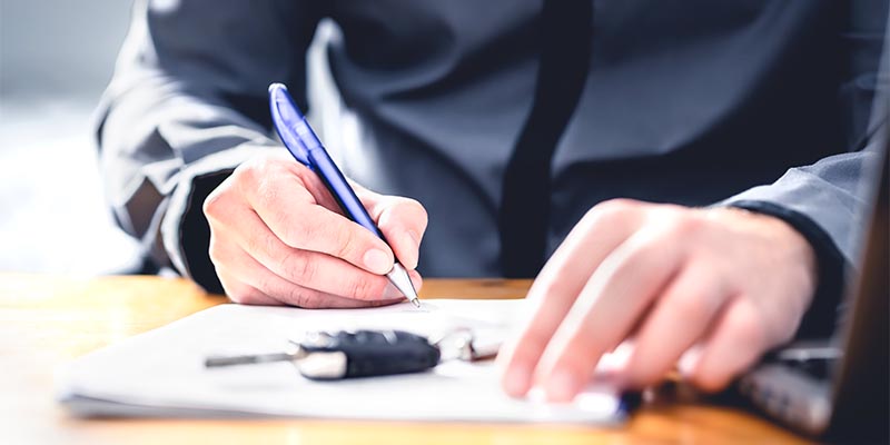 Firmar los documentos con las llaves sobre la mesa.