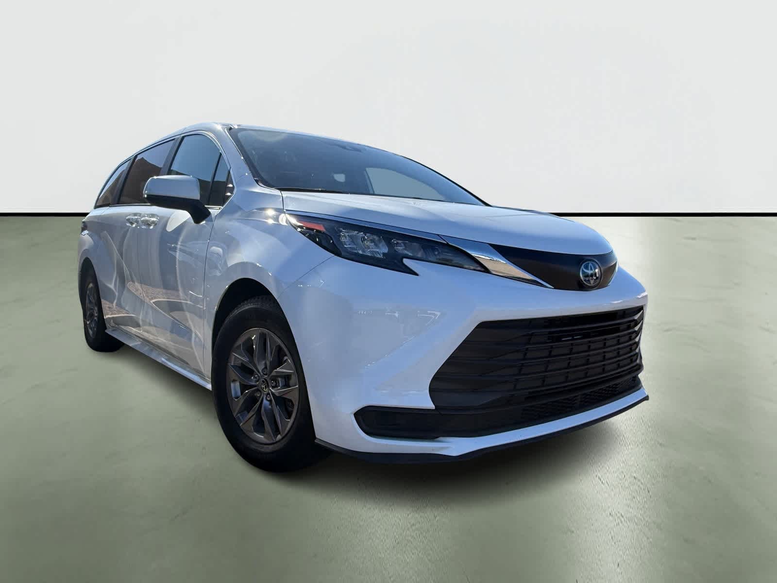 Toyota Sienna LE 2025