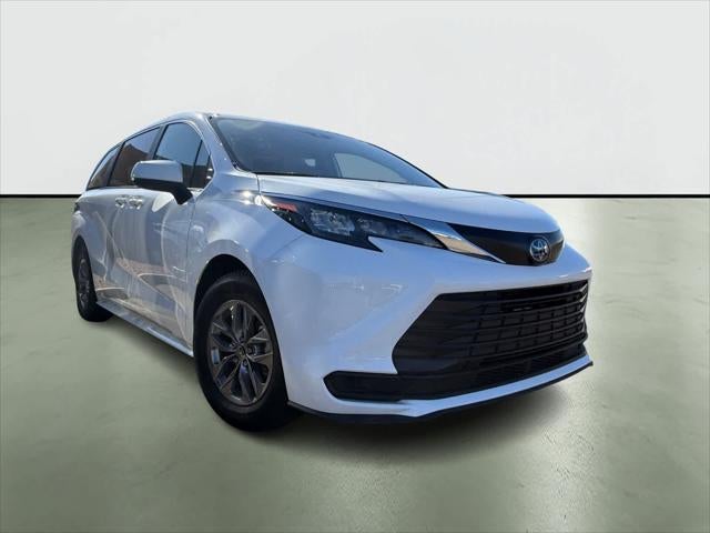 Toyota Sienna LE 2025