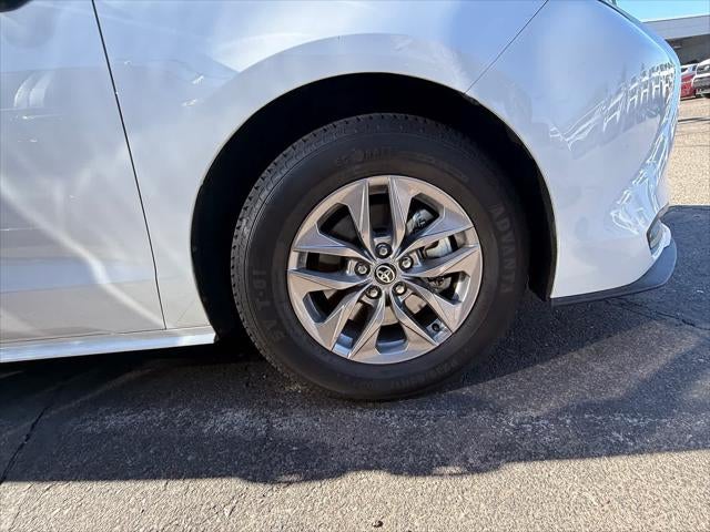 Toyota Sienna LE 2025