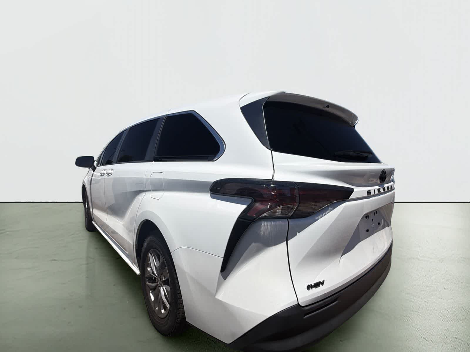 Toyota Sienna LE 2025