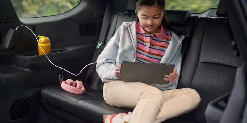 Niño jugando con la tablet en el Grand Highlander Hybrid