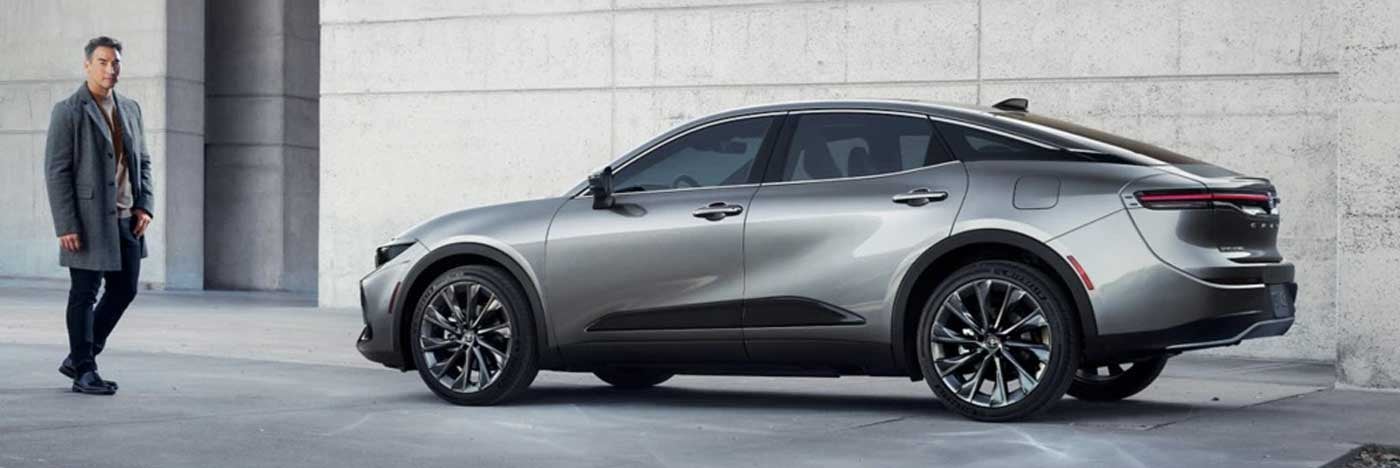 Hombre junto a un Toyota Crown 2025 gris