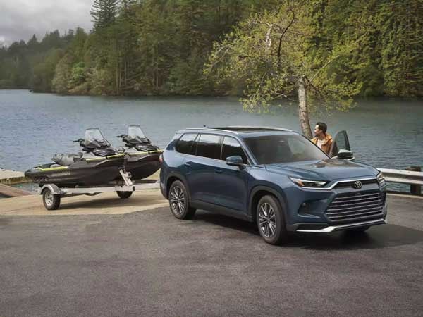 2025 Grand Highlander Híbrido remolcar un barco