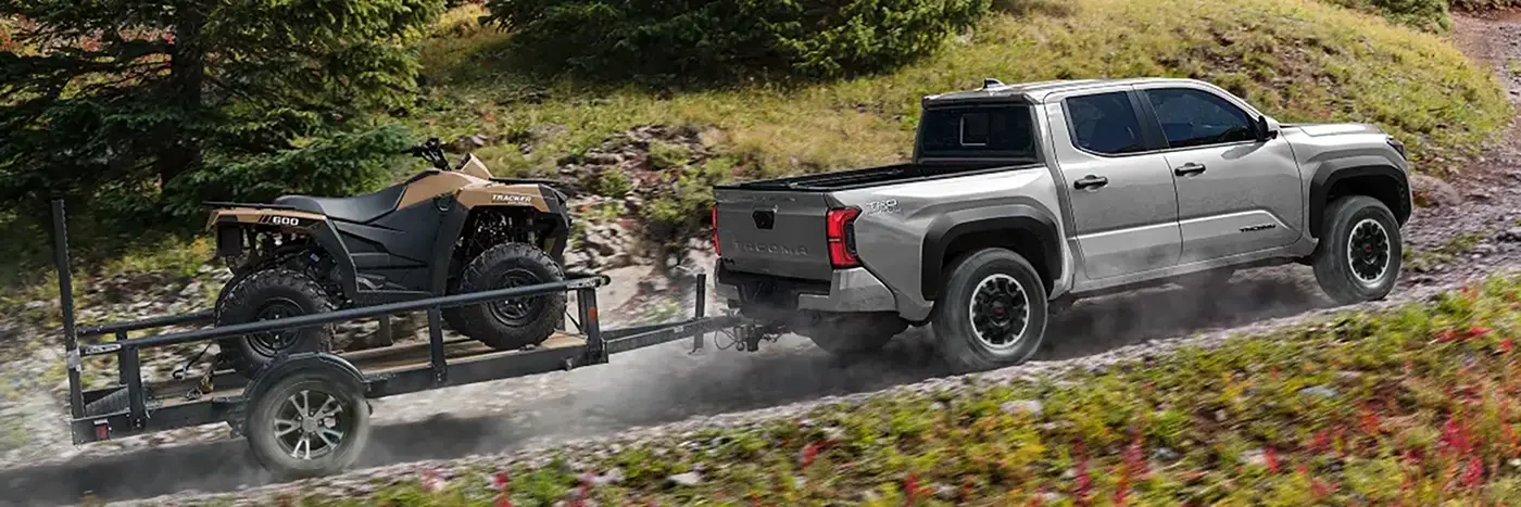 2025 Toyota Tacoma remolcando un ATV en una colina