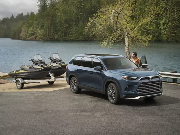2025 Toyota Grand Highlander remolcar un barco