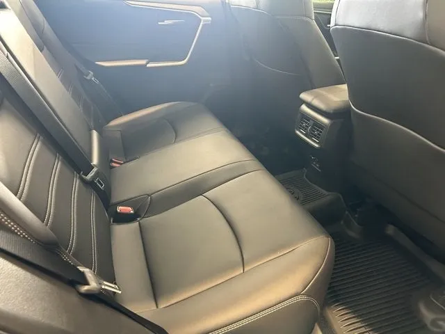 2025 Toyota RAV4 asientos traseros