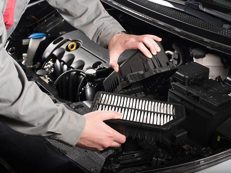Sustitución del filtro de aire del motor.