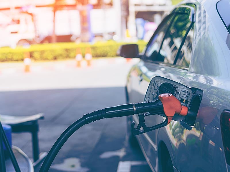Un coche repostando en una gasolinera.