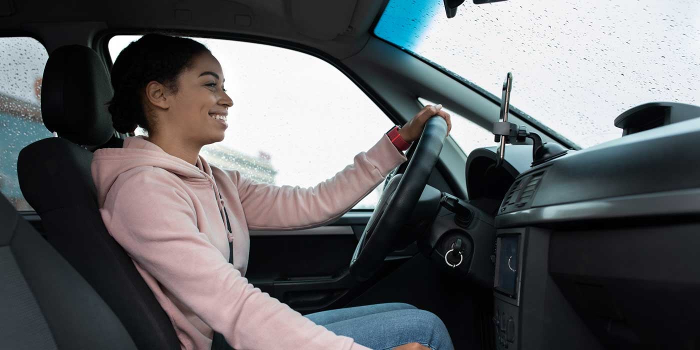 Conductor adolescente feliz